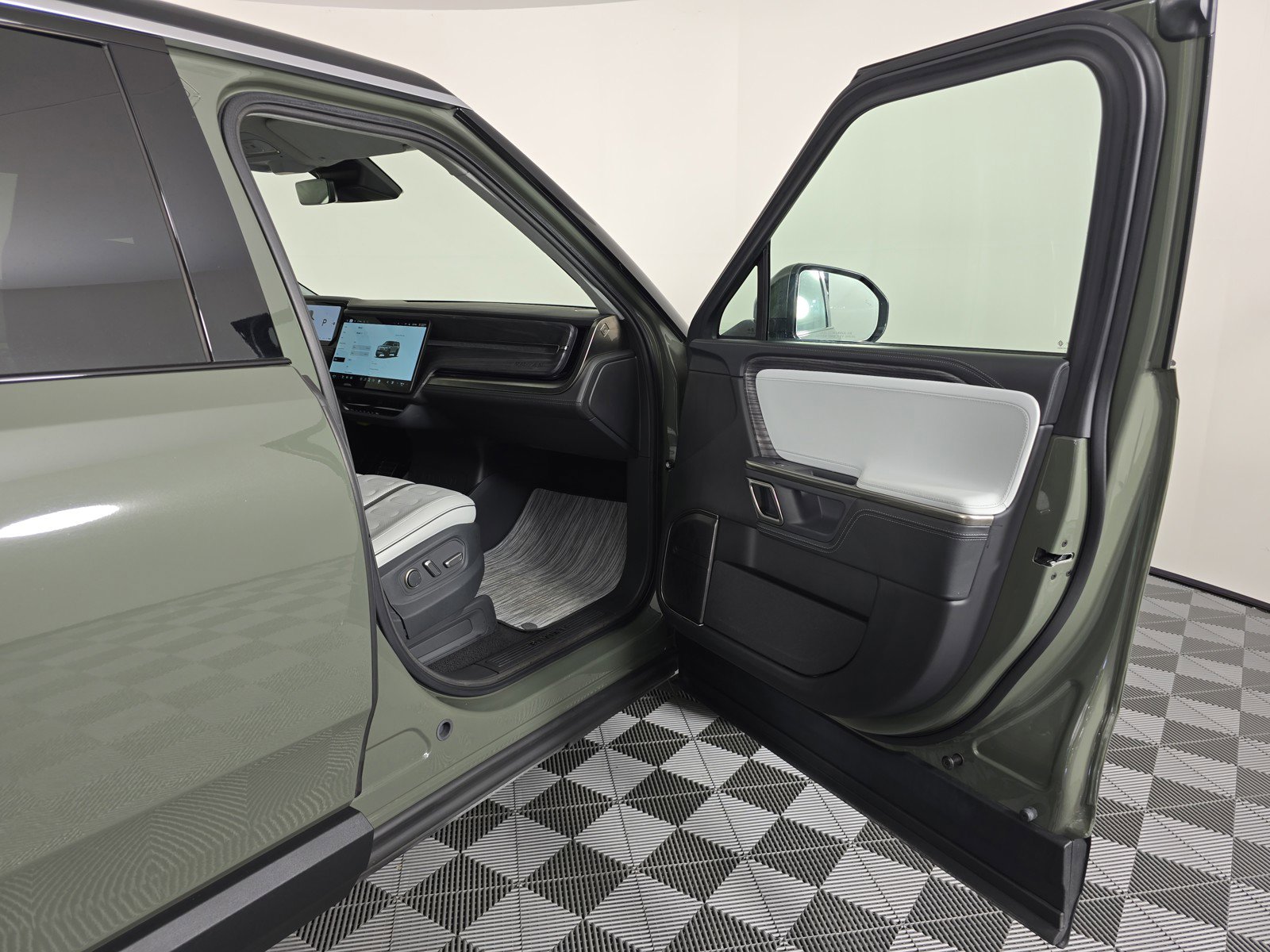 Used 2023 Rivian R1S Launch Edition image 18