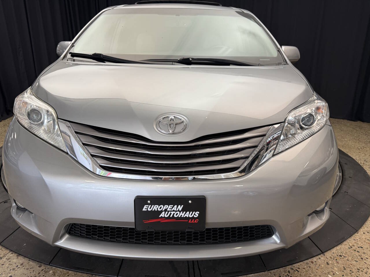 Used 2015 Toyota Sienna XLE w/ XLE Navigation Package FWD image 11