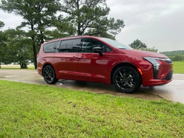 New 2027 Chrysler Pacifica Limited w/ S Appearance Package FWD image 14