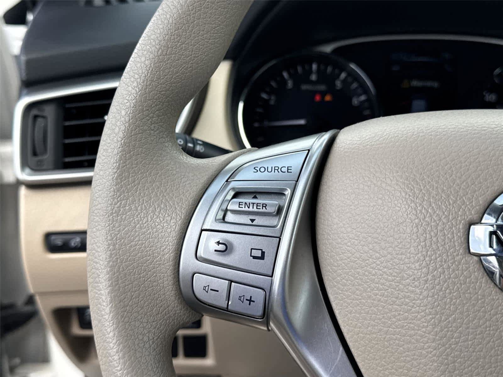 Used 2014 Nissan Rogue SV w/ SV Premium Package FWD image 17