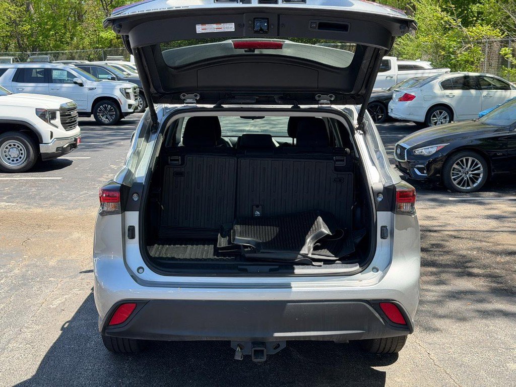Used 2024 Toyota Highlander LE FWD image 4