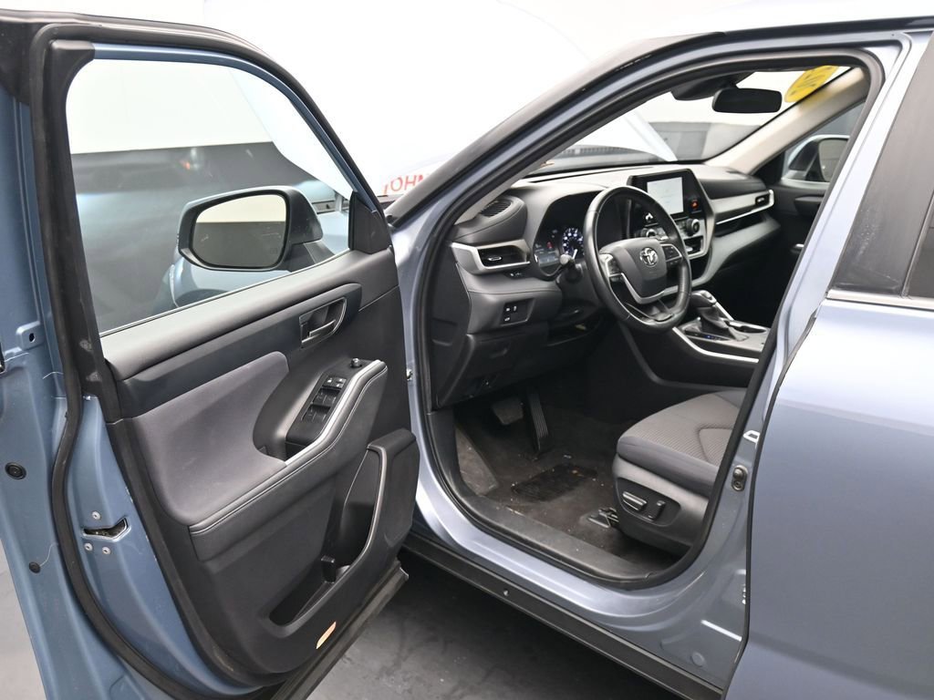 Used 2023 Toyota Highlander LE image 16