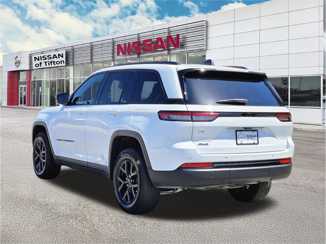 Used 2025 Jeep Grand Cherokee Altitude AWD/4WD image 6