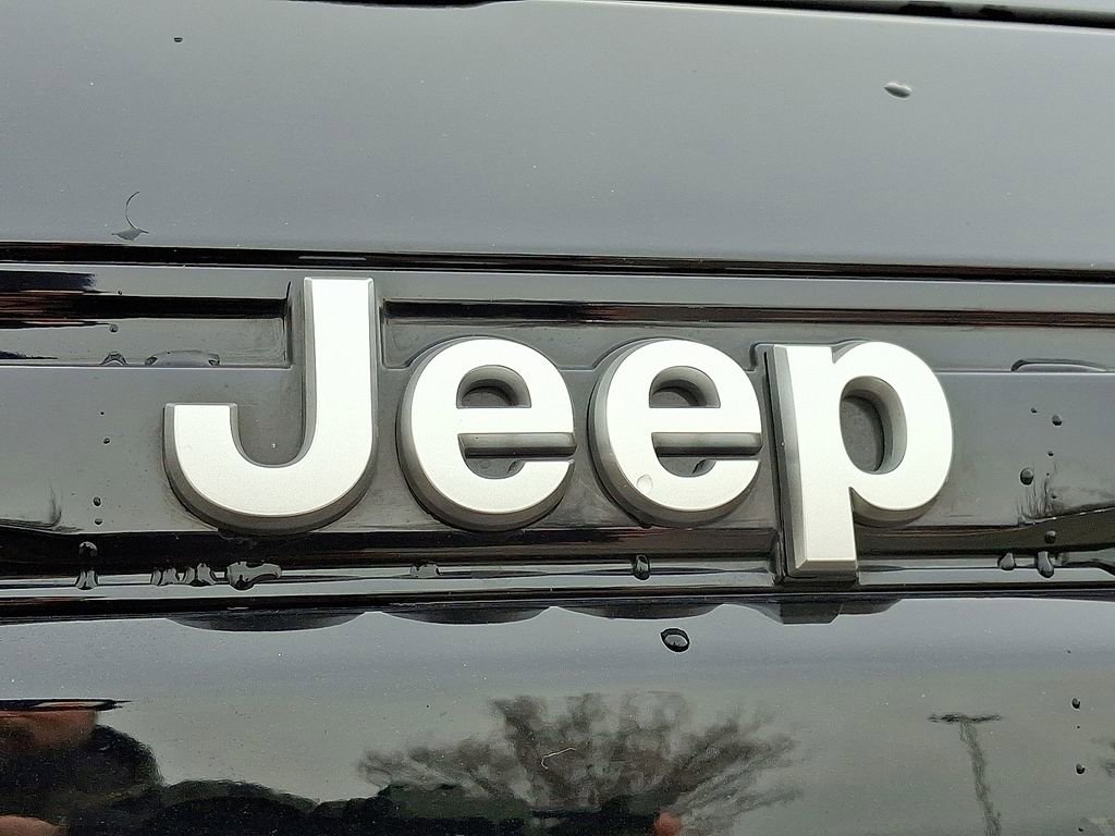 Used 2025 Jeep Grand Cherokee Laredo image 30