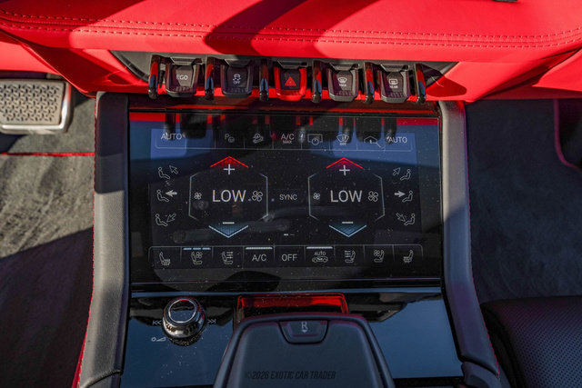 Used 2025 Lamborghini Urus SE AWD/4WD image 24
