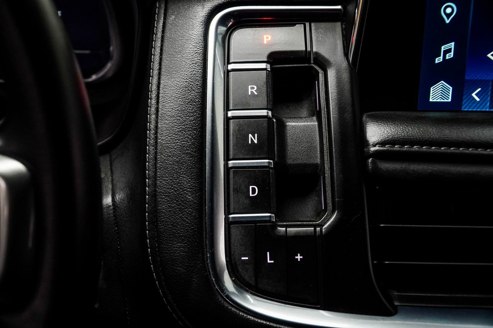 Used 2024 Chevrolet Suburban LT RWD image 21