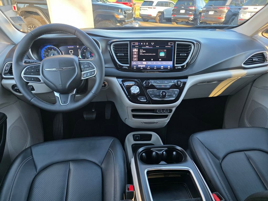 Used 2024 Chrysler Pacifica Touring-L FWD image 5