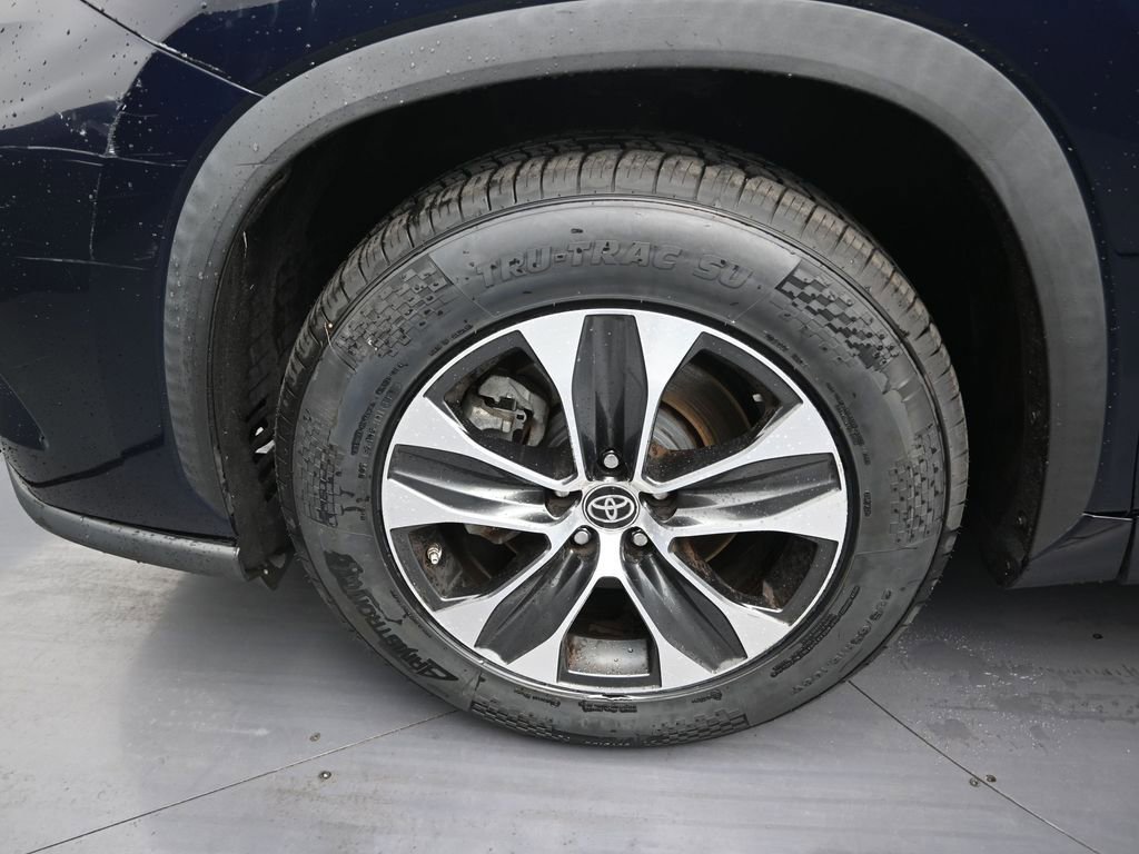 Used 2020 Toyota Highlander XLE image 9
