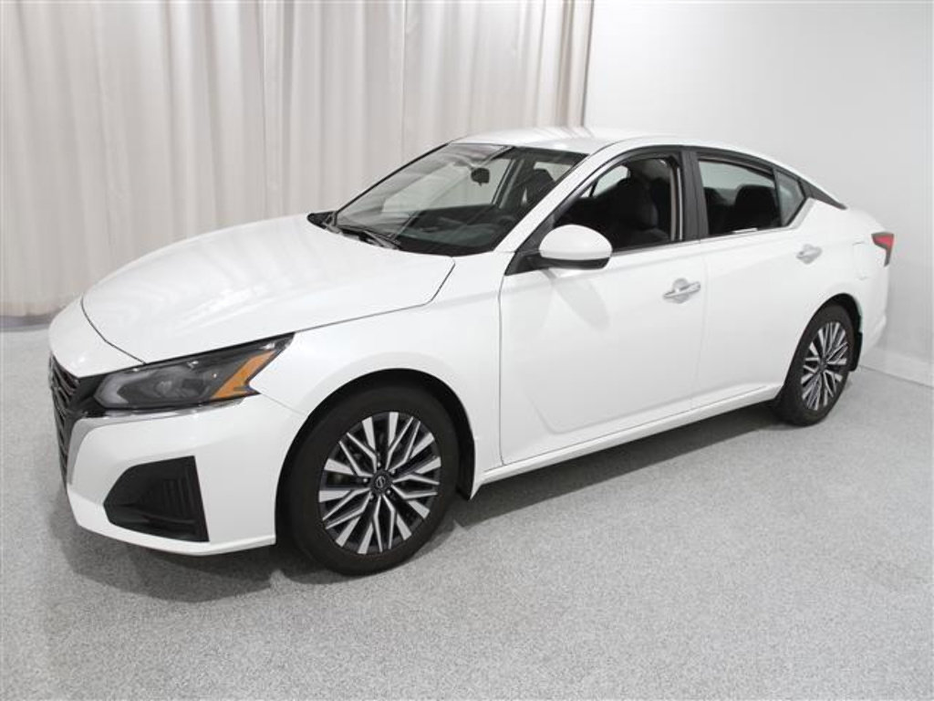 Used 2023 Nissan Altima 2.5 SV image 3