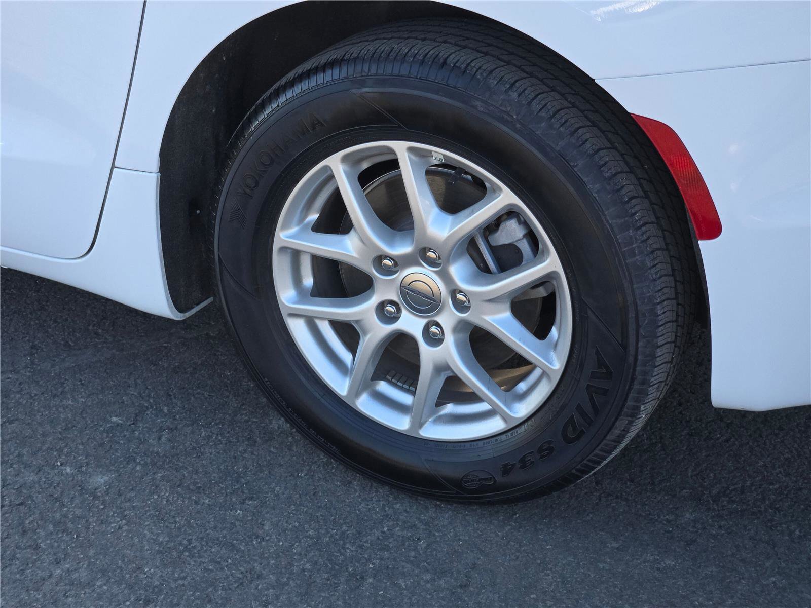 Certified 2025 Chrysler Pacifica Select image 18