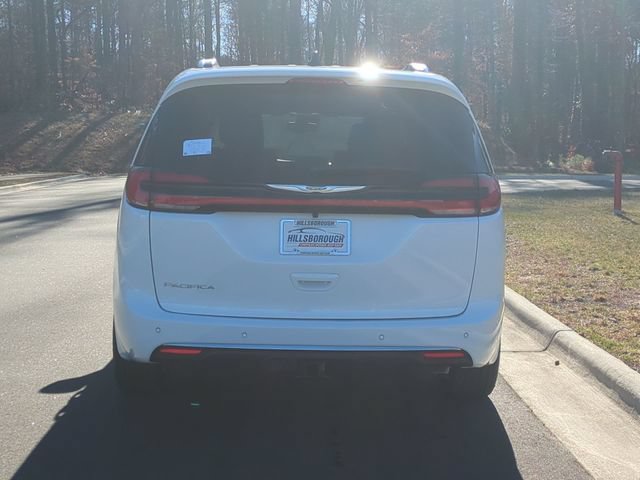 New 2026 Chrysler Pacifica Pinnacle w/ Trailer Tow Group FWD image 12