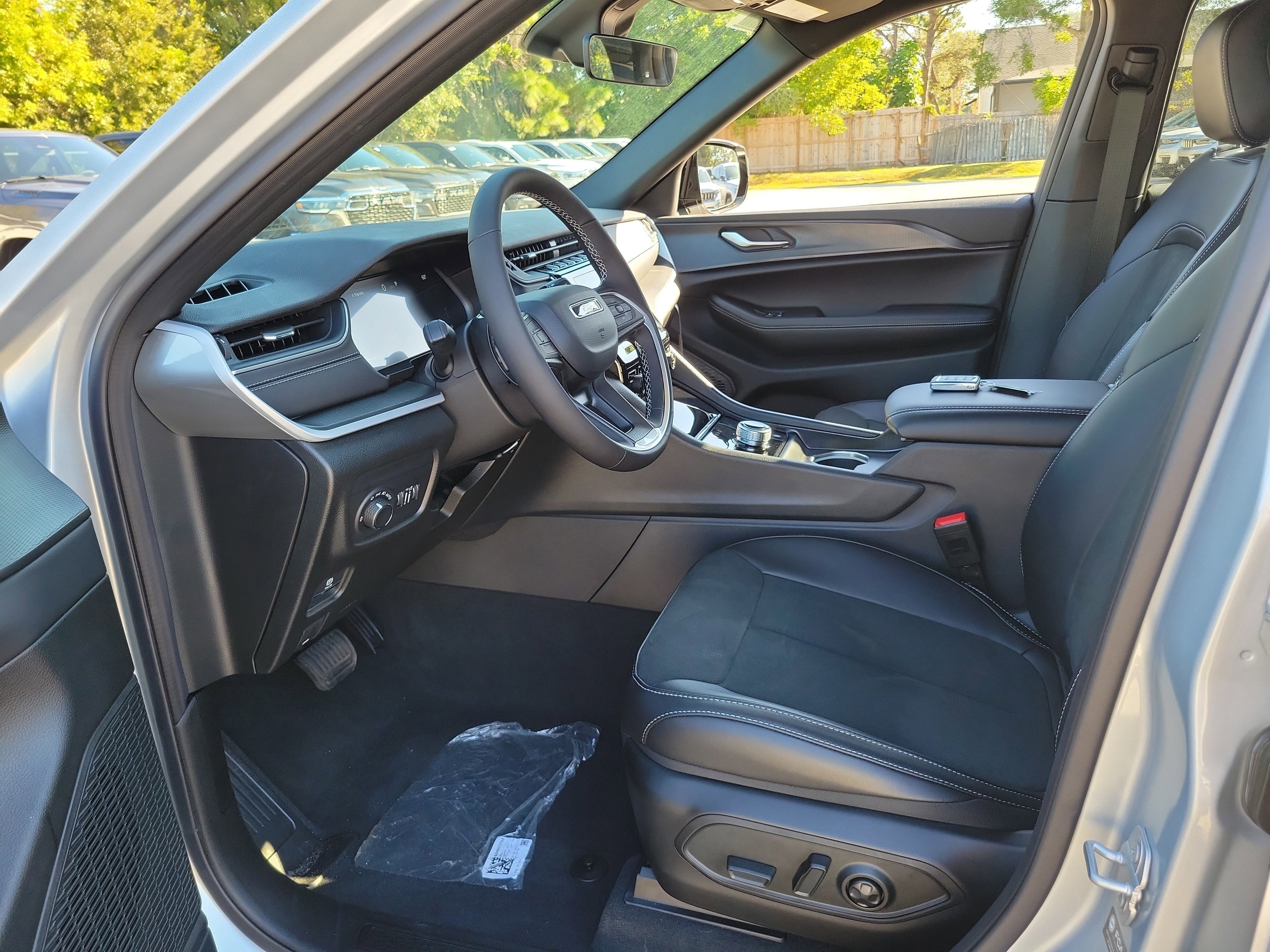 New 2025 Jeep Grand Cherokee Altitude image 12