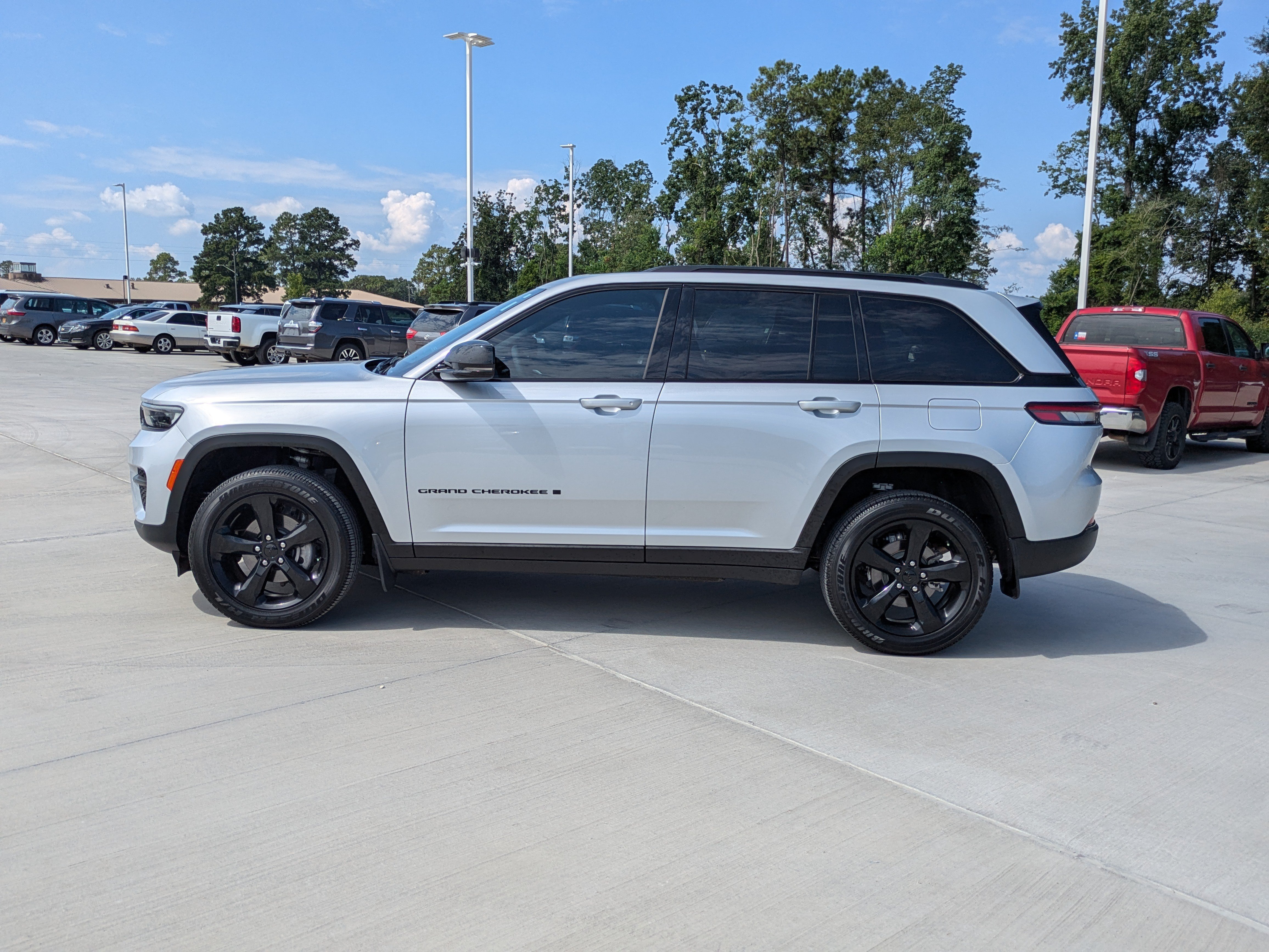 Certified 2025 Jeep Grand Cherokee Altitude RWD image 2