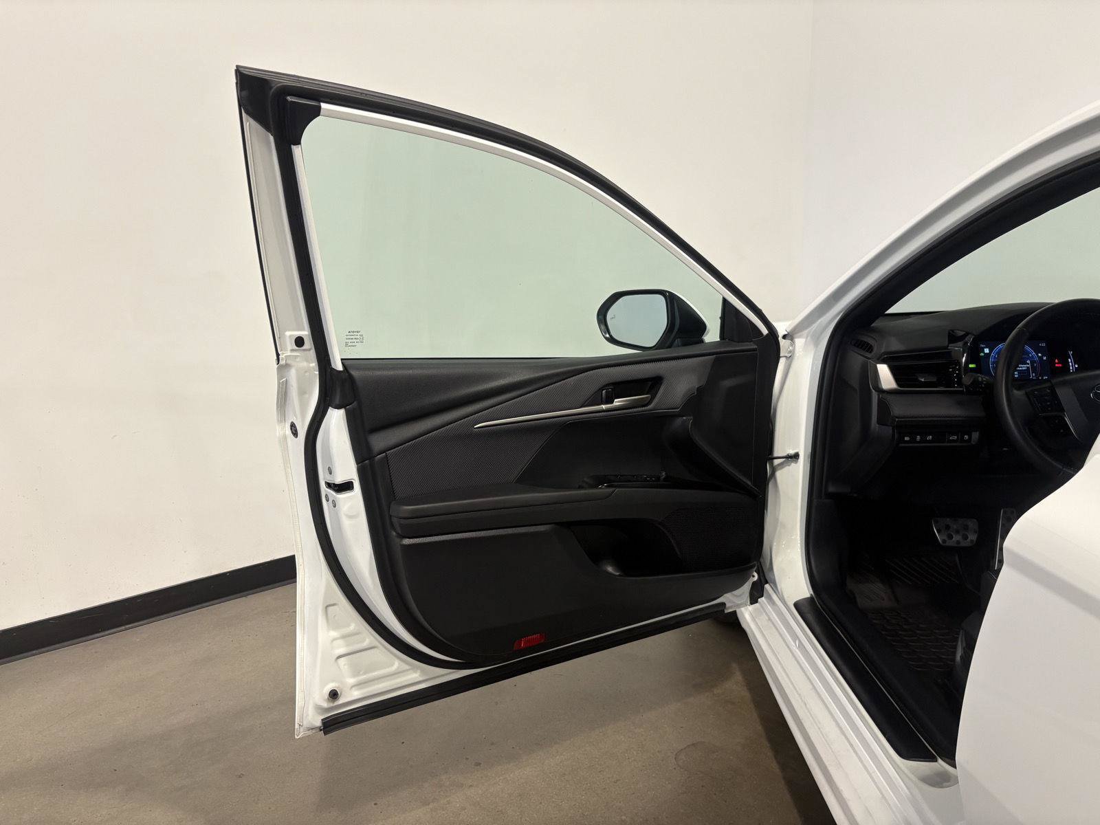 Used 2025 Toyota Camry SE FWD image 12