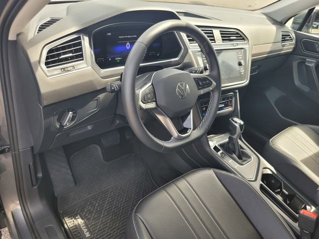 Used 2023 Volkswagen Tiguan SE w/ Panoramic Sunroof Package FWD image 9