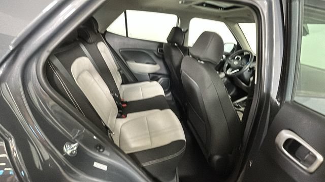 Used 2025 Hyundai Venue SEL FWD image 29