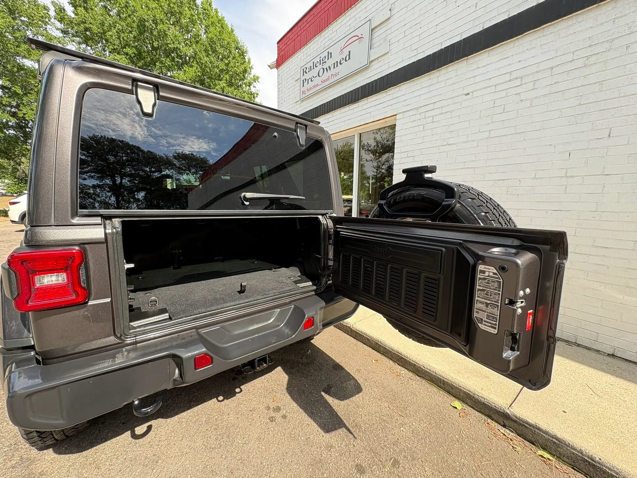 Used 2019 Jeep Wrangler Unlimited Sahara w/ LED Lighting Group AWD/4WD image 23