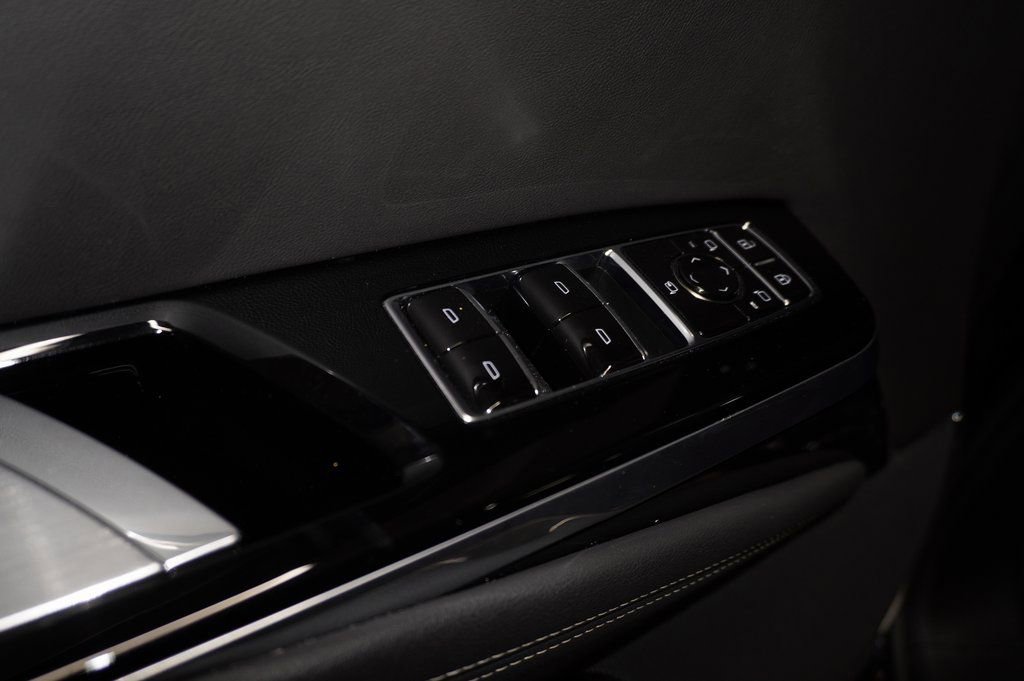 Used 2025 Cadillac Escalade ESV Premium Luxury image 17