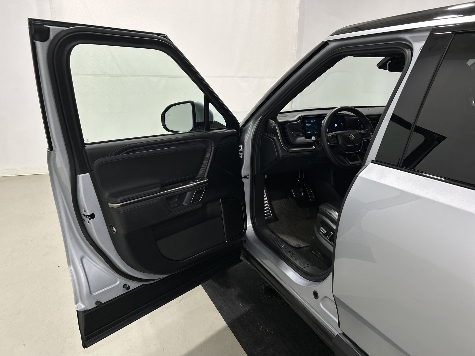 Used 2024 Rivian R1S Adventure AWD/4WD image 16