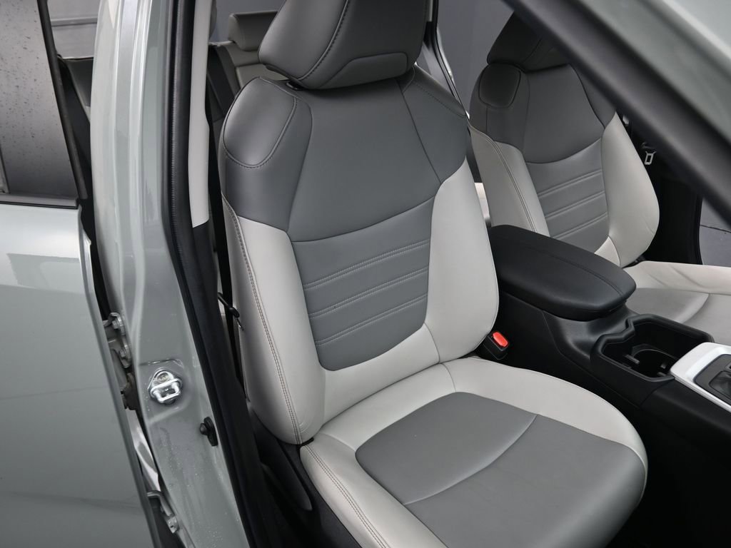 Used 2023 Toyota RAV4 XLE Premium image 12