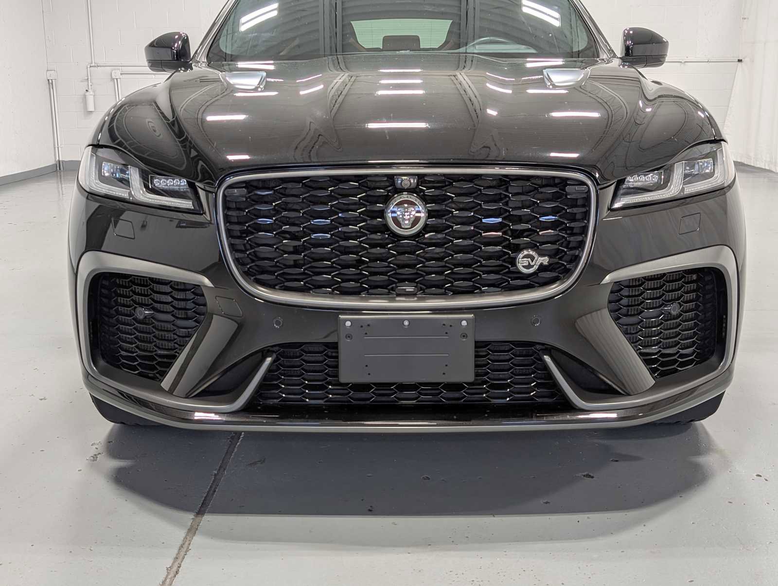 Used 2021 Jaguar F-PACE SVR image 2