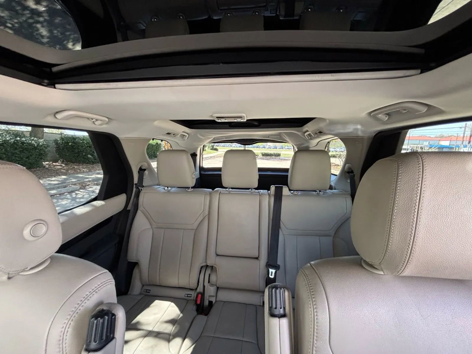 Used 2017 Land Rover Discovery SE AWD/4WD image 36