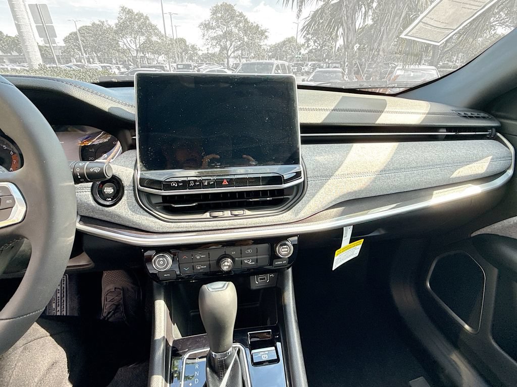 New 2023 Jeep Compass Latitude AWD/4WD image 15