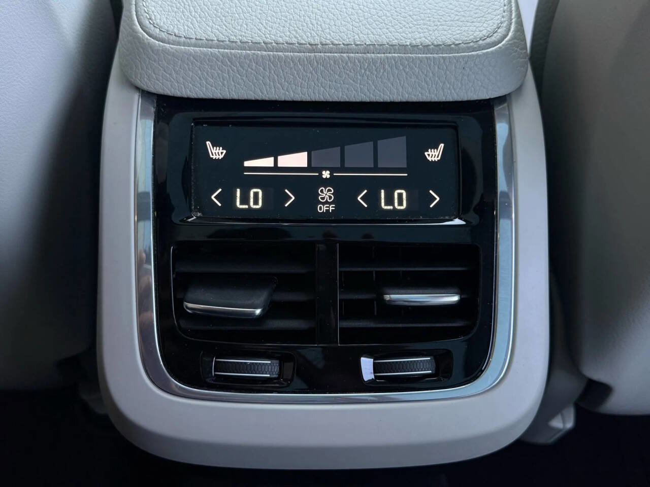 Used 2016 Volvo XC90 T6 Momentum w/ Momentum Plus Package image 20