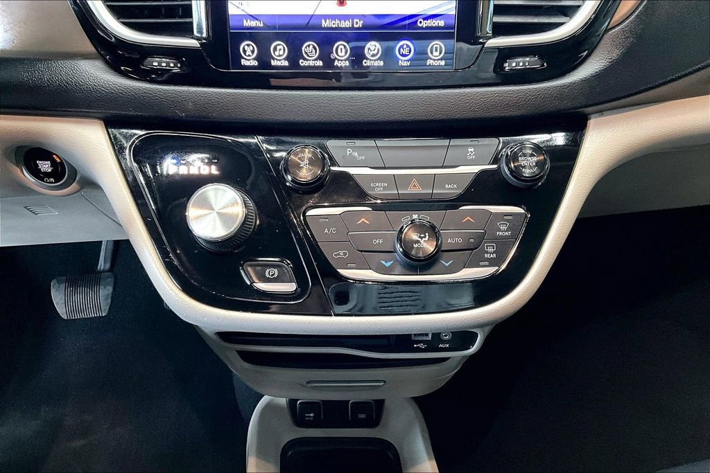 Used 2017 Chrysler Pacifica Touring-L image 15