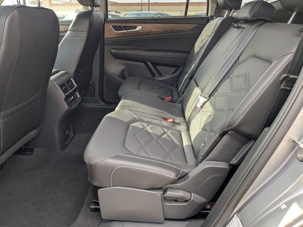 Used 2025 Volkswagen Atlas SE image 25