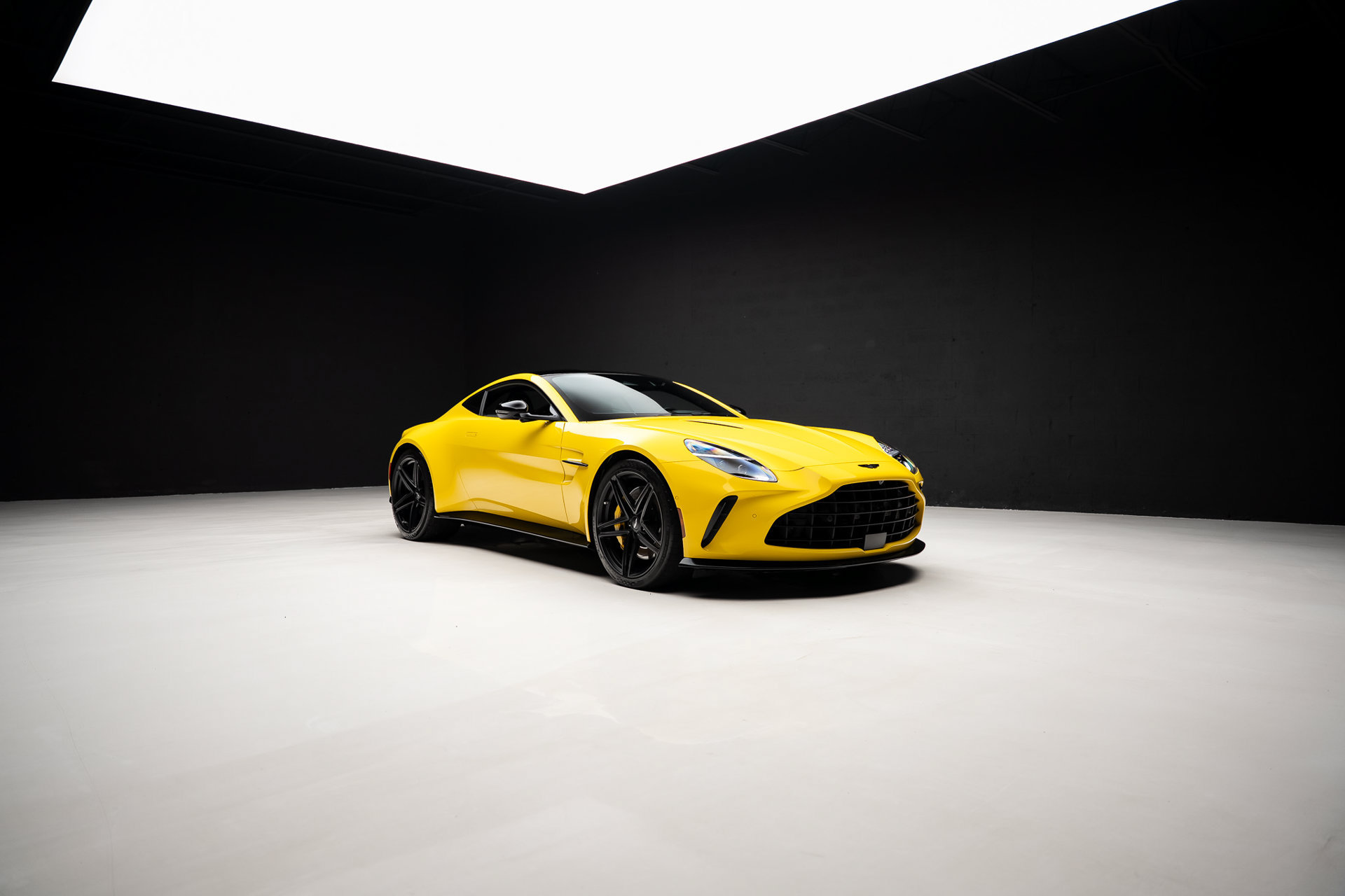 Used 2025 Aston Martin V8 Vantage Coupe RWD image 73