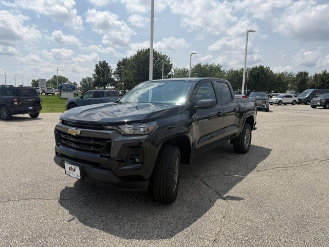 Used 2024 Chevrolet Colorado LT w/ LT Convenience Package II AWD/4WD image 3