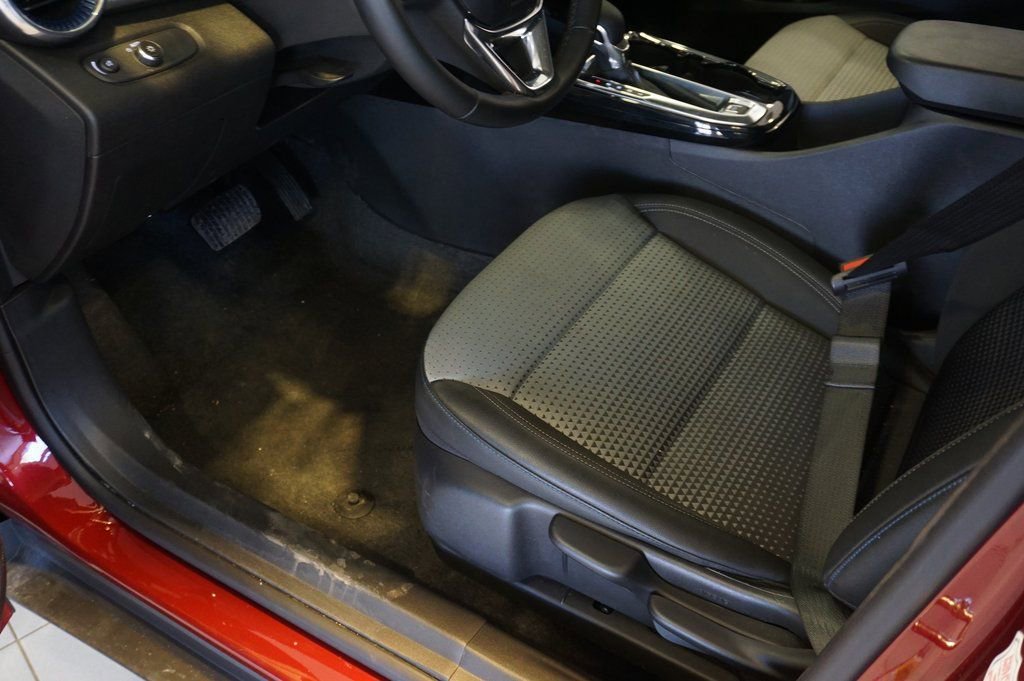 Certified 2025 Chevrolet Trax LT w/ LT Convenience Package image 23