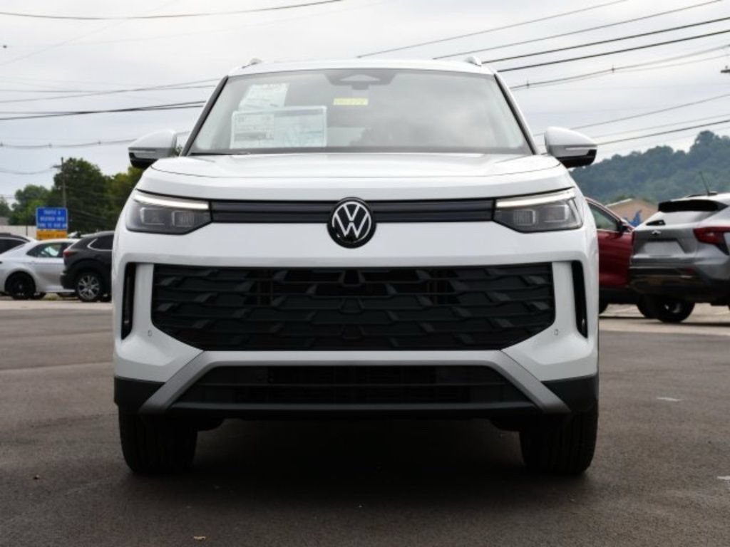 New 2025 Volkswagen Tiguan SE AWD/4WD image 2