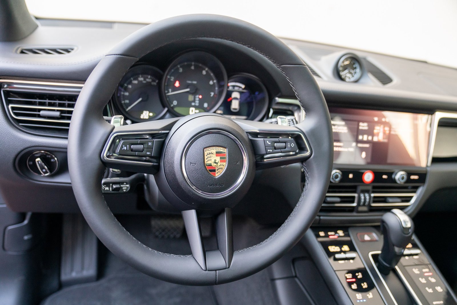 Certified 2025 Porsche Macan image 12