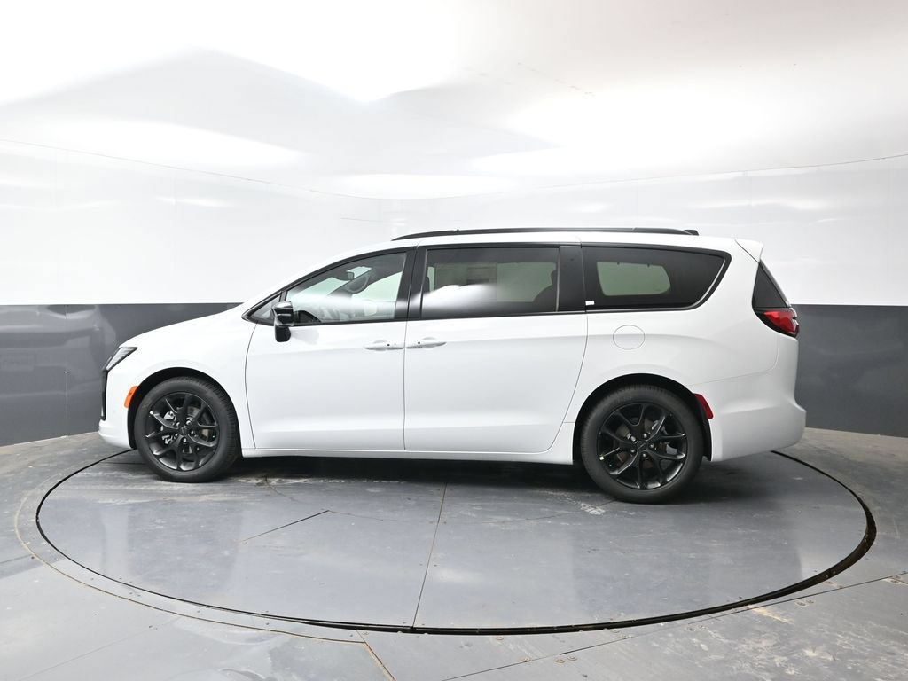 New 2027 Chrysler Pacifica Limited FWD image 6