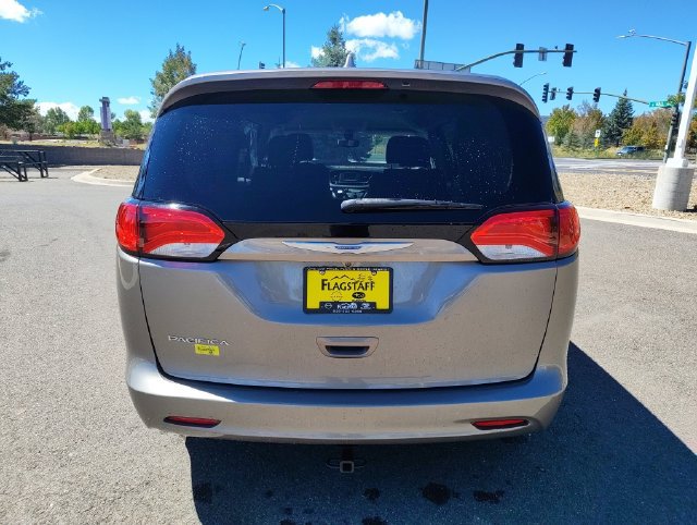 Used 2017 Chrysler Pacifica LX FWD image 4