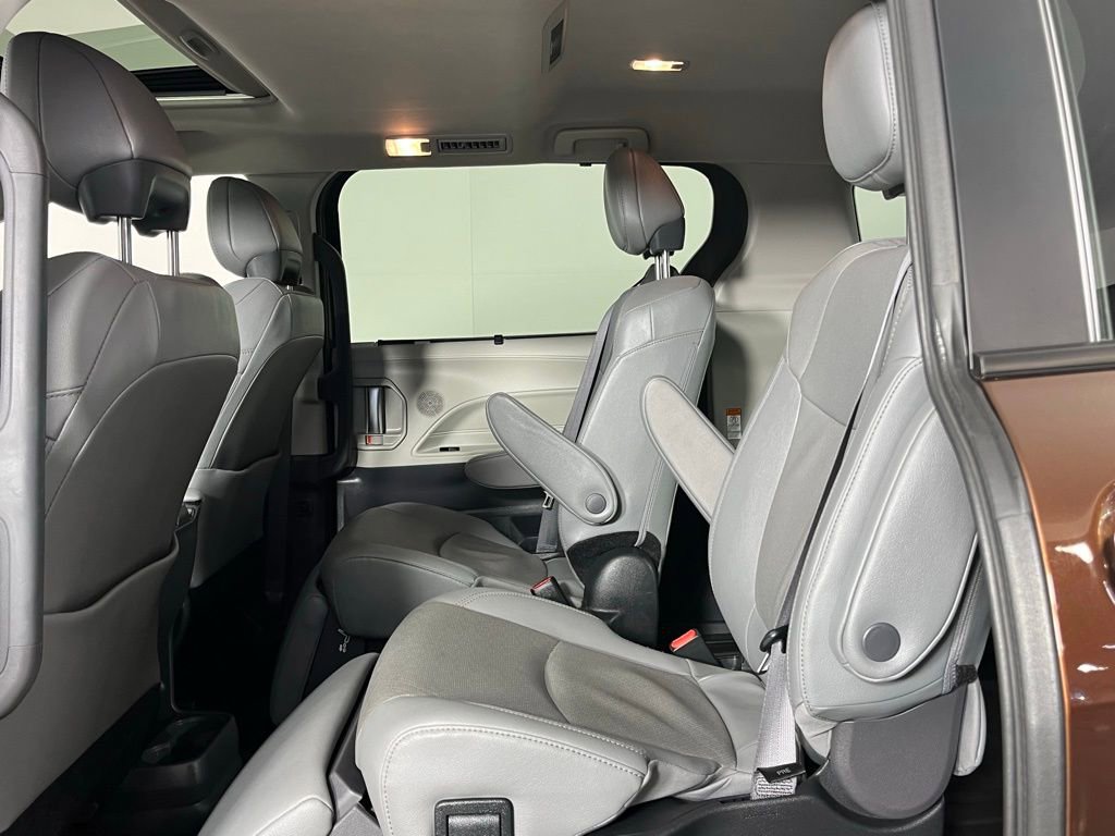 Used 2024 Toyota Sienna Limited image 22