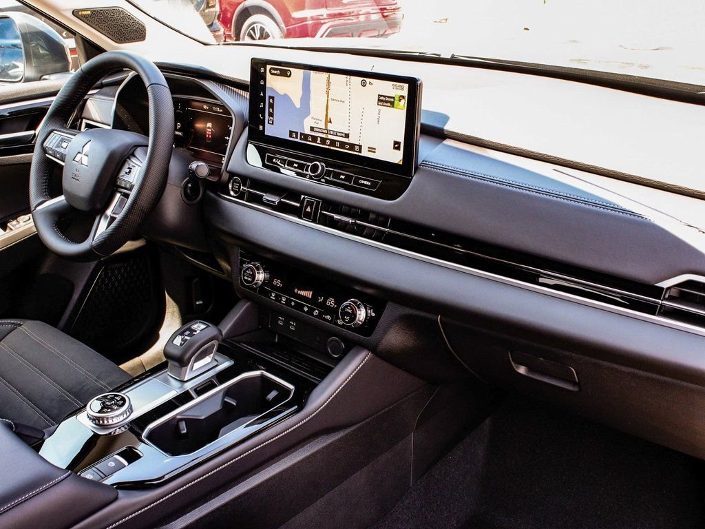 New 2025 Mitsubishi Outlander SE image 43