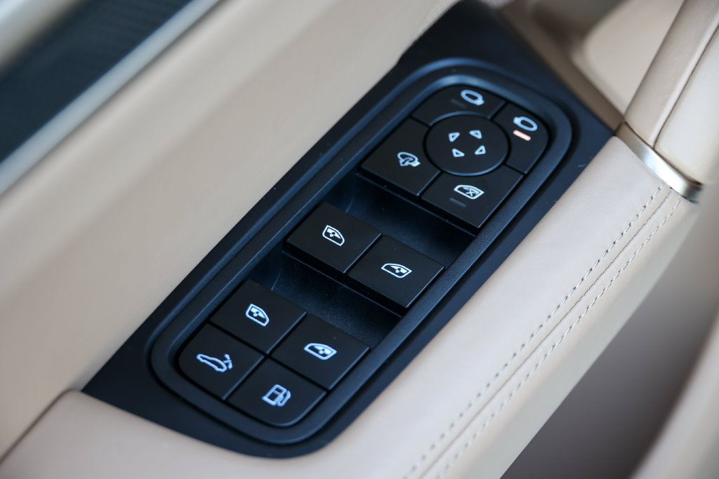 Certified 2025 Porsche Cayenne Turbo AWD/4WD image 27