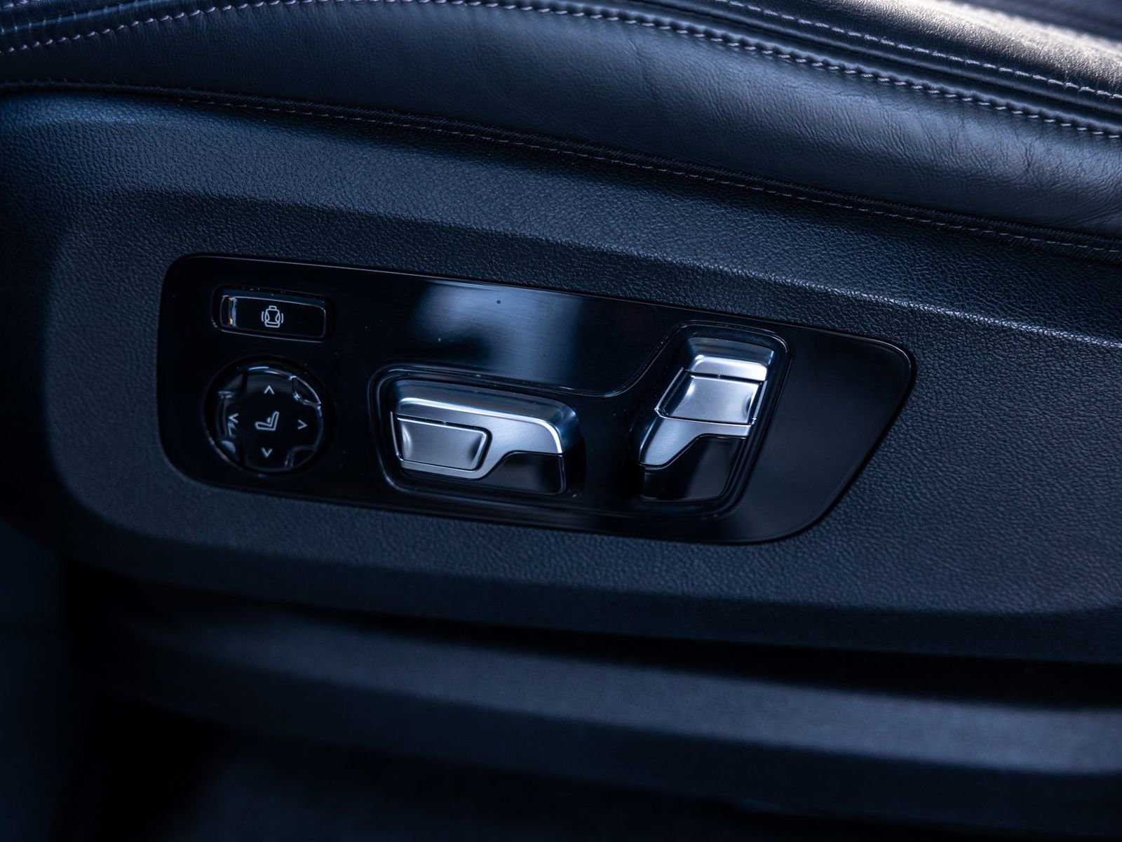 Used 2023 BMW X5 M50i w/ Climate Comfort Package image 28