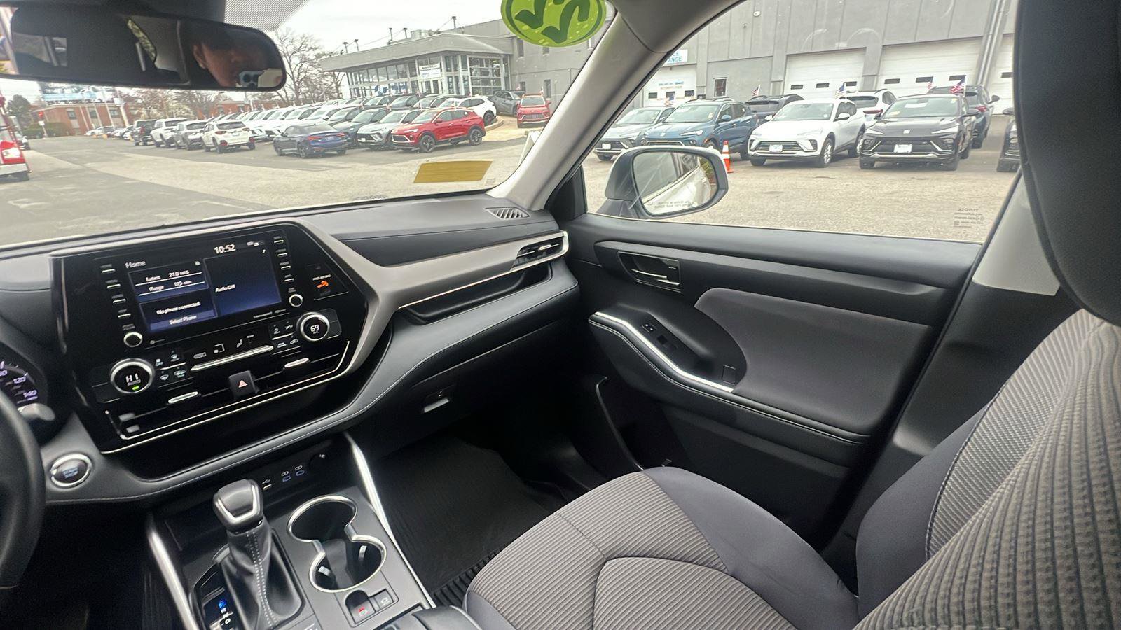 Used 2022 Toyota Highlander LE AWD/4WD image 24