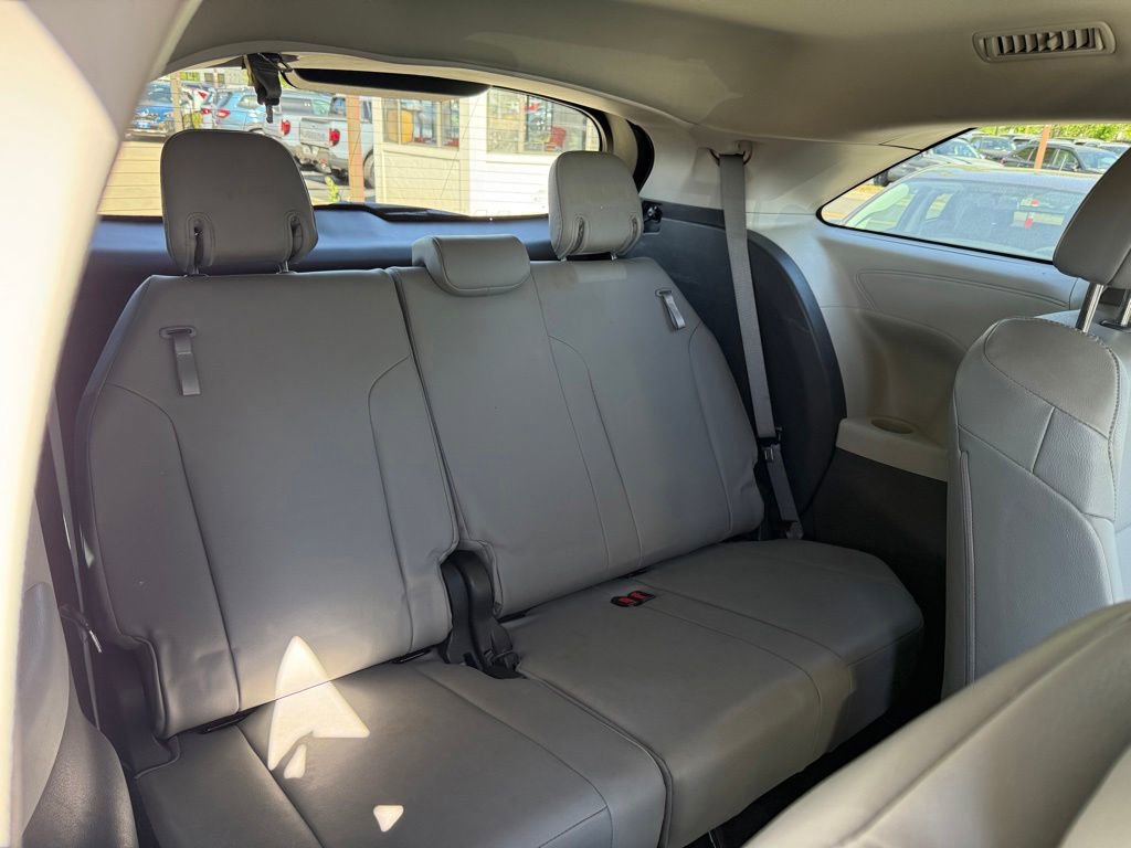 Used 2022 Toyota Sienna XLE AWD/4WD image 13