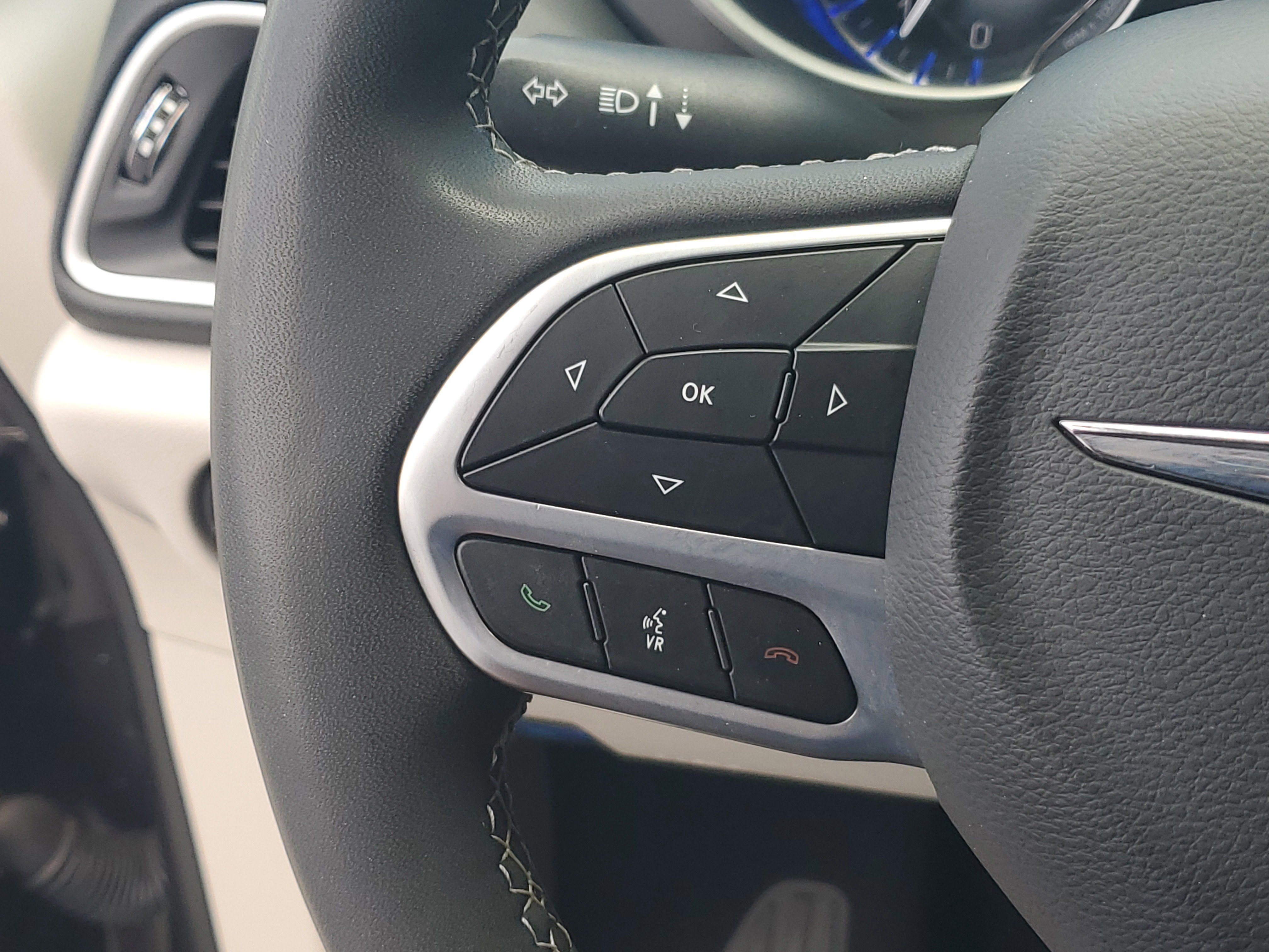 Used 2023 Chrysler Pacifica Touring-L FWD image 27