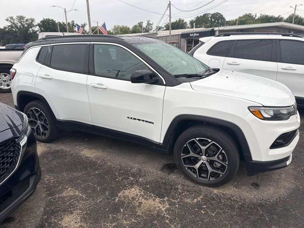 Used 2024 Jeep Compass Limited AWD/4WD image 2