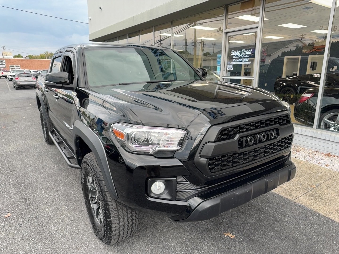 Used 2017 Toyota Tacoma TRD Off-Road w/ Premium & Technology Package AWD/4WD image 2