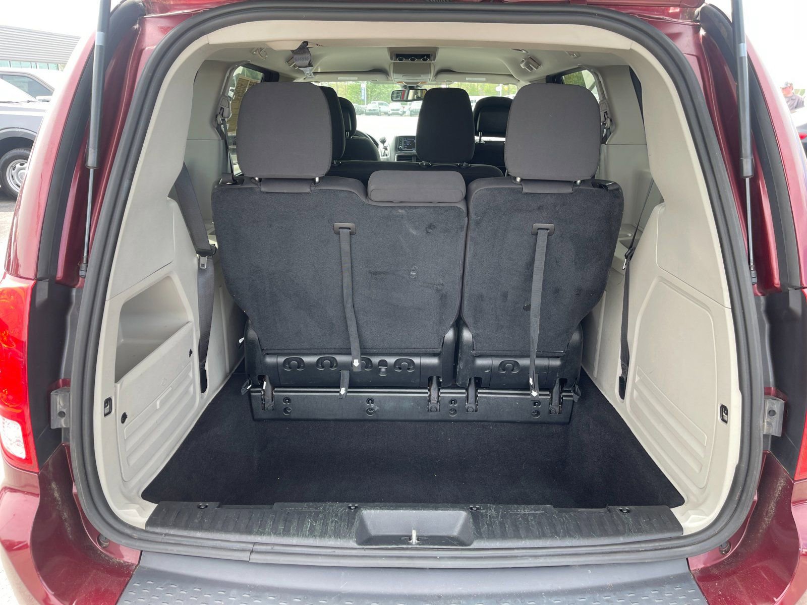 Used 2018 Dodge Grand Caravan SE w/ UConnect Hands-Free Group FWD image 18
