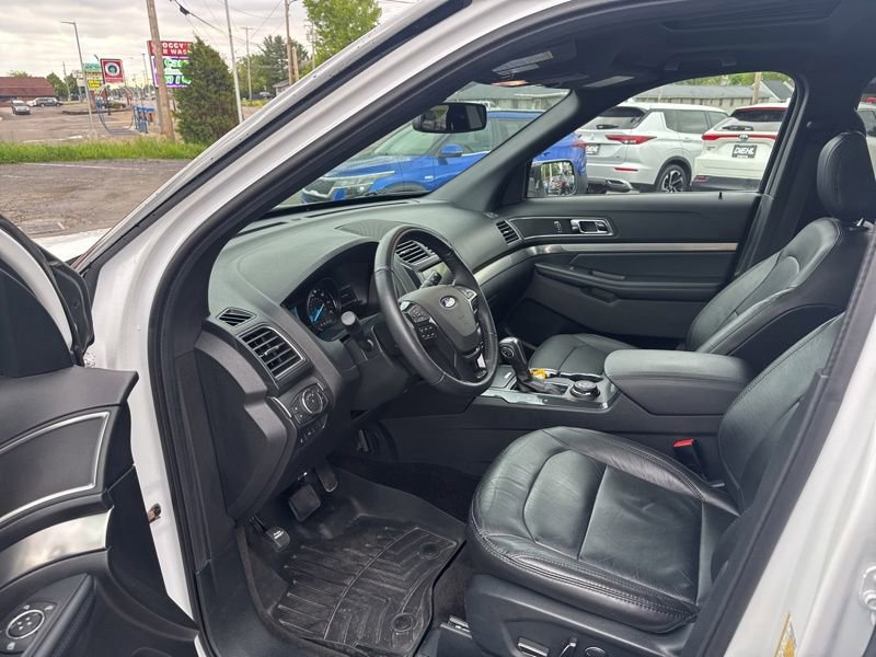 Used 2018 Ford Explorer XLT w/ Equipment Group 202A AWD/4WD image 9
