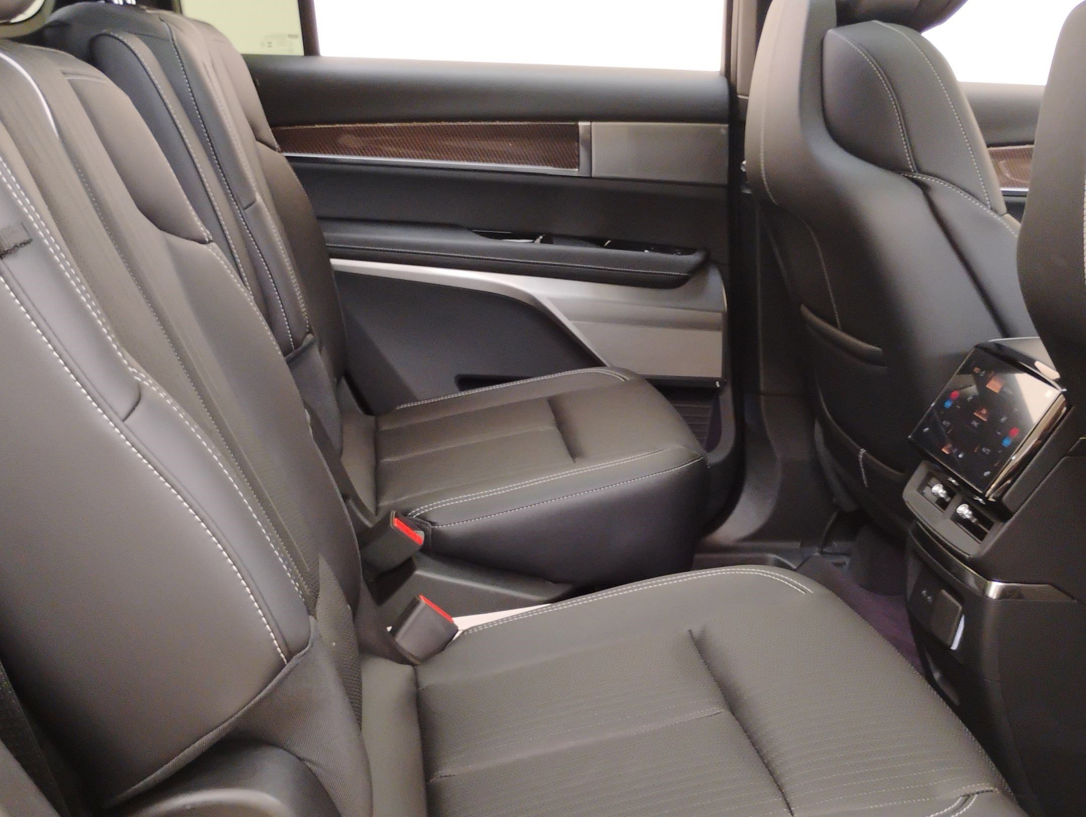 New 2026 Cadillac Vistiq Sport w/ LPO, Floor Liner Package image 26