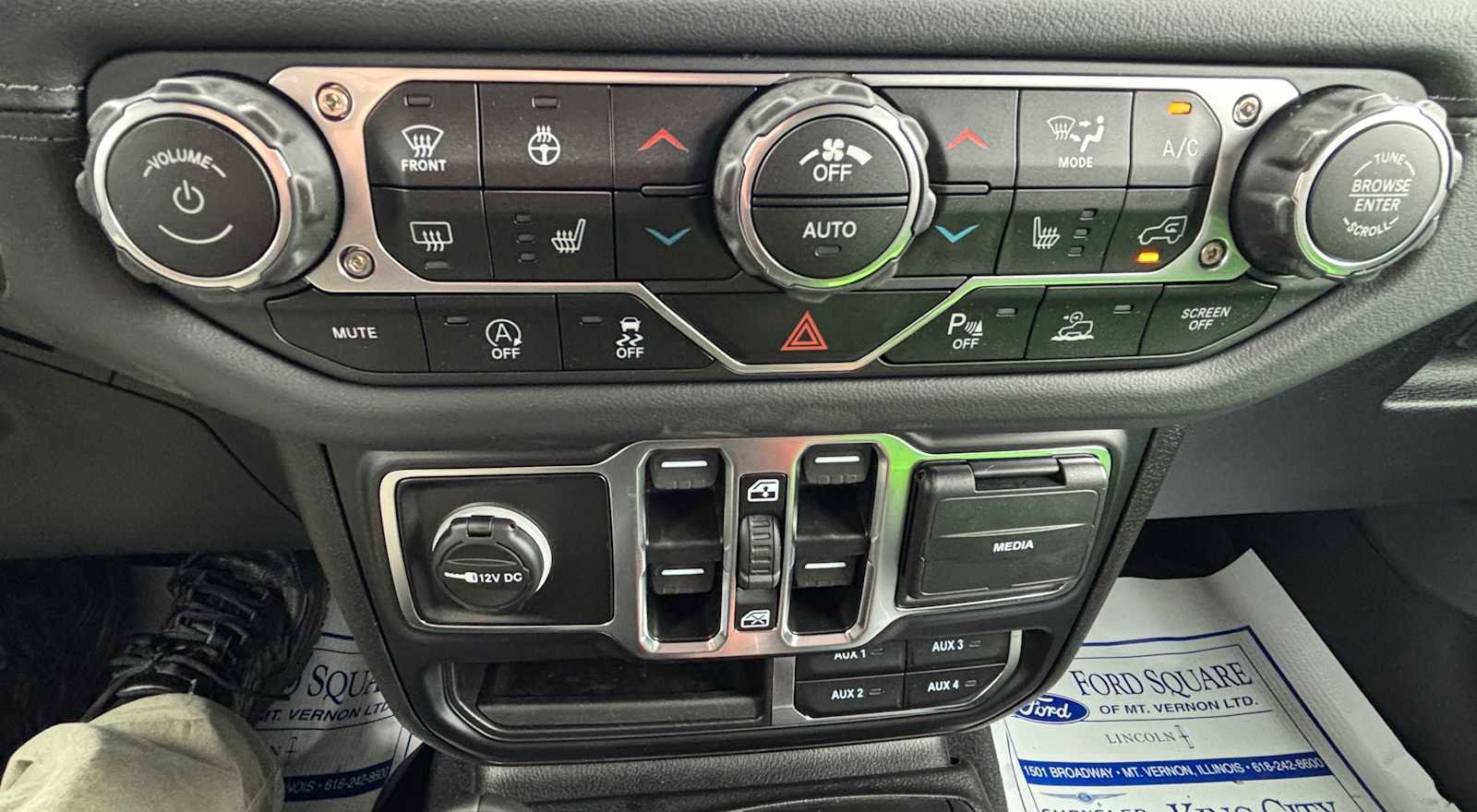 Used 2025 Jeep Wrangler Sahara image 27